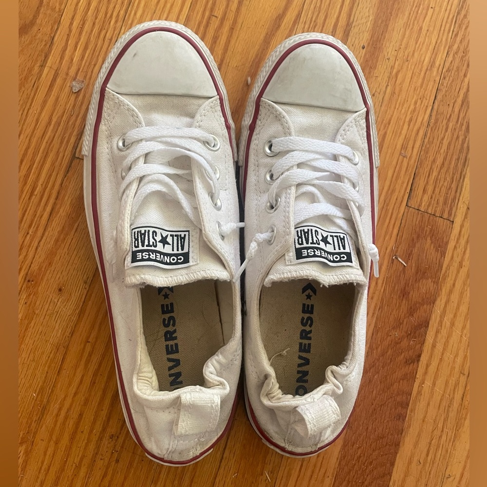 White Converse size US 8 only worn a couple times. Slouchy back